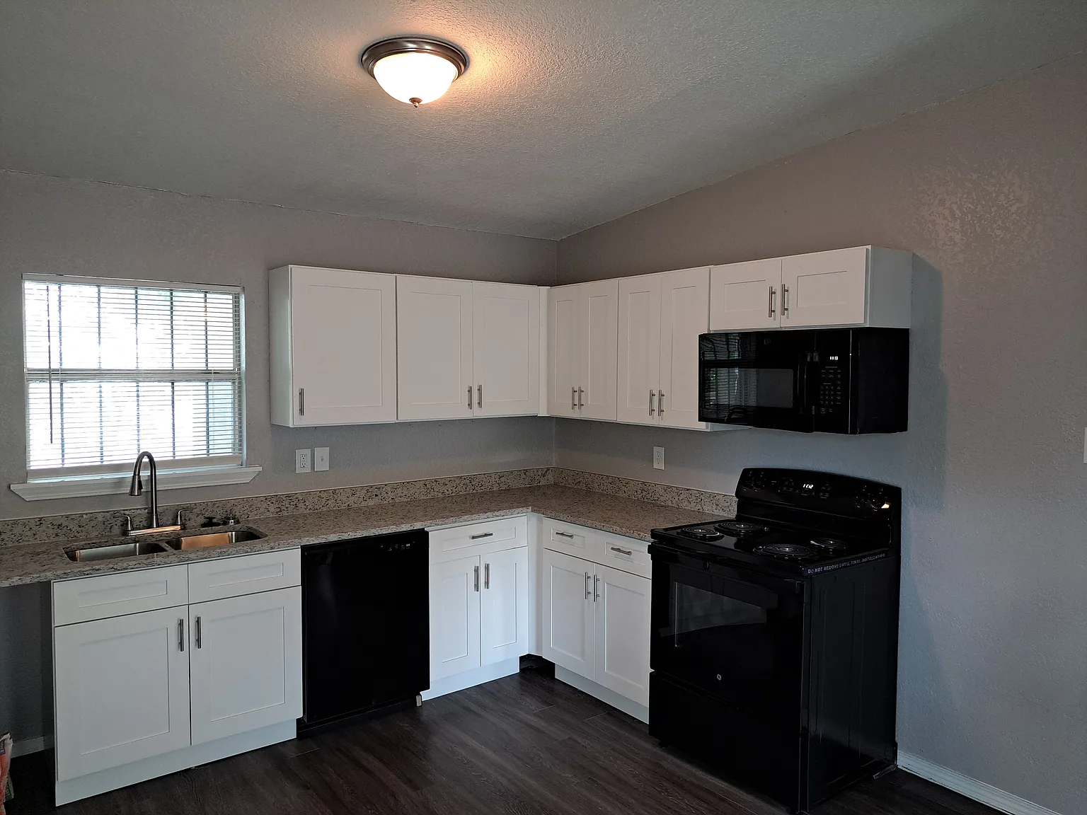 3 bed, 828 sqft, $1,450 — Photo 2