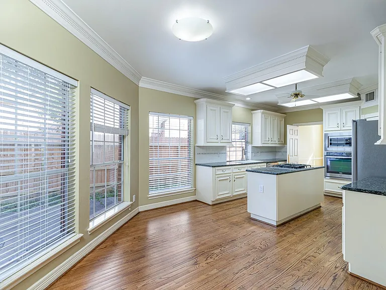 4418 Jane St — Photo 2
