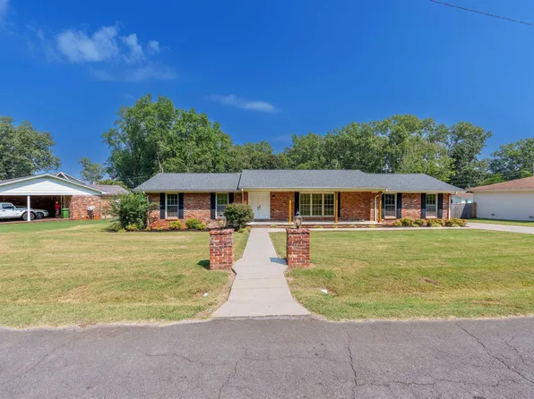 2011 Oak Dr, Muscle Shoals, AL 35661