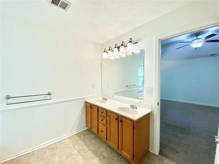 640 Suwanee Lakes Cir — Photo 20