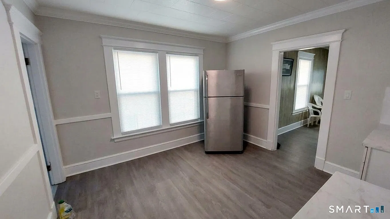 2 bed, 1.0 bath, 1940 sqft, $1,600 — Photo 2