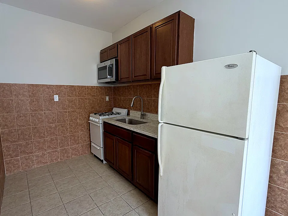 2712 N Milwaukee Ave #206