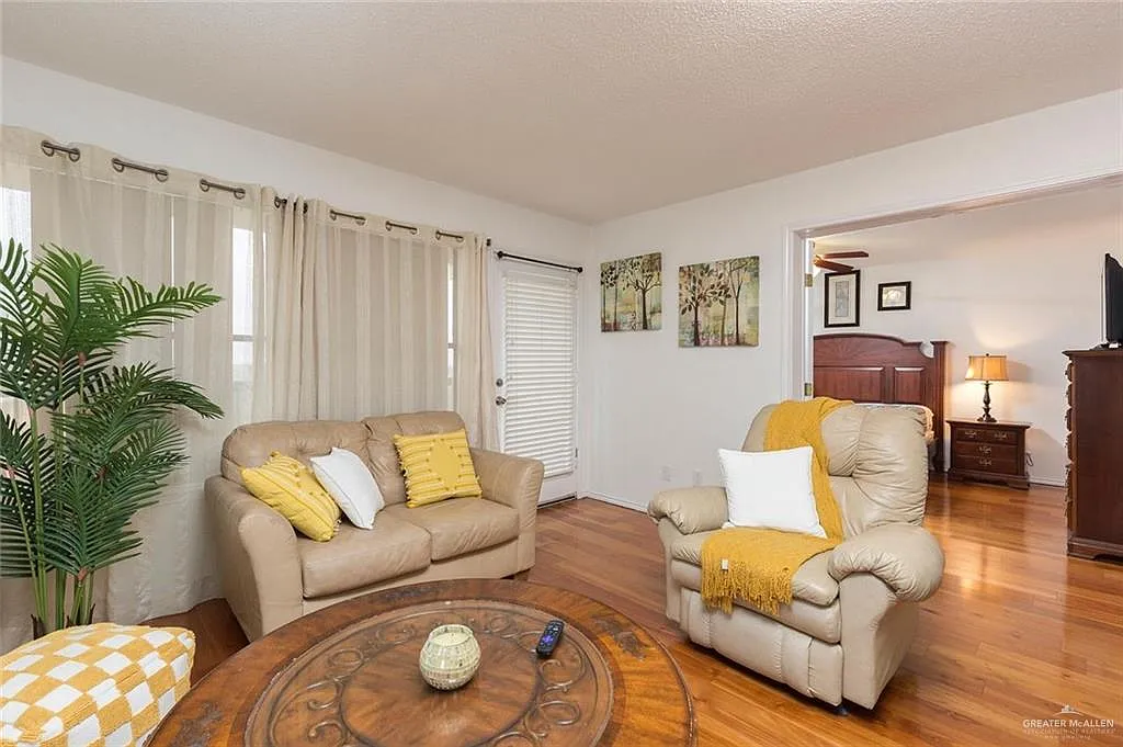 2 bed, 2.0 bath, 1001 sqft, $1,000 — Photo 4