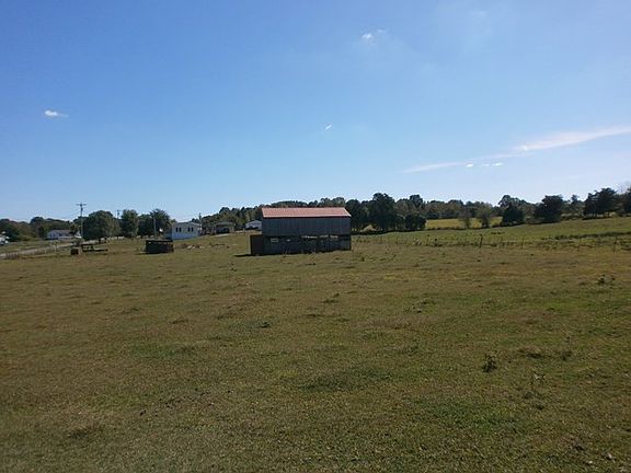 2nd image of 136 Country Meadows Ln