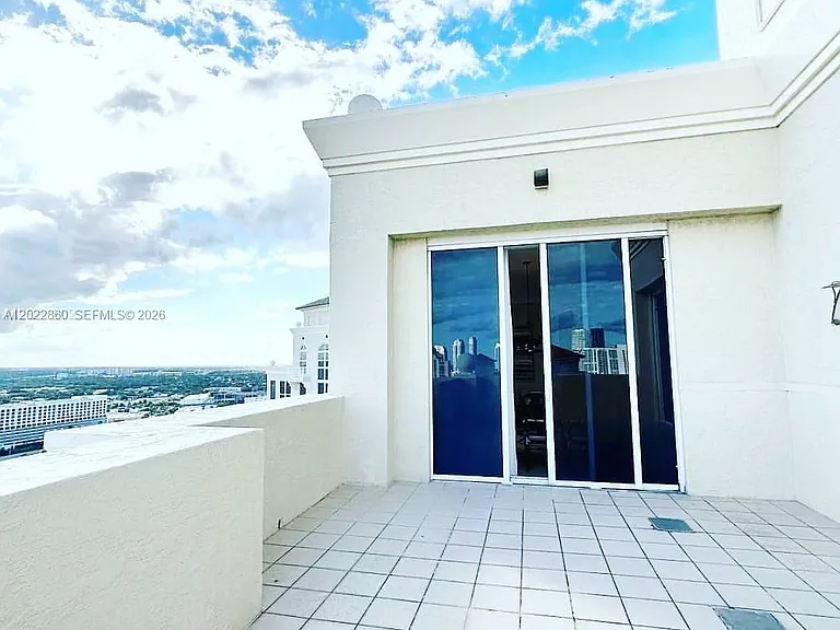 19501 W Country Club Dr #TS-03 — Photo 3