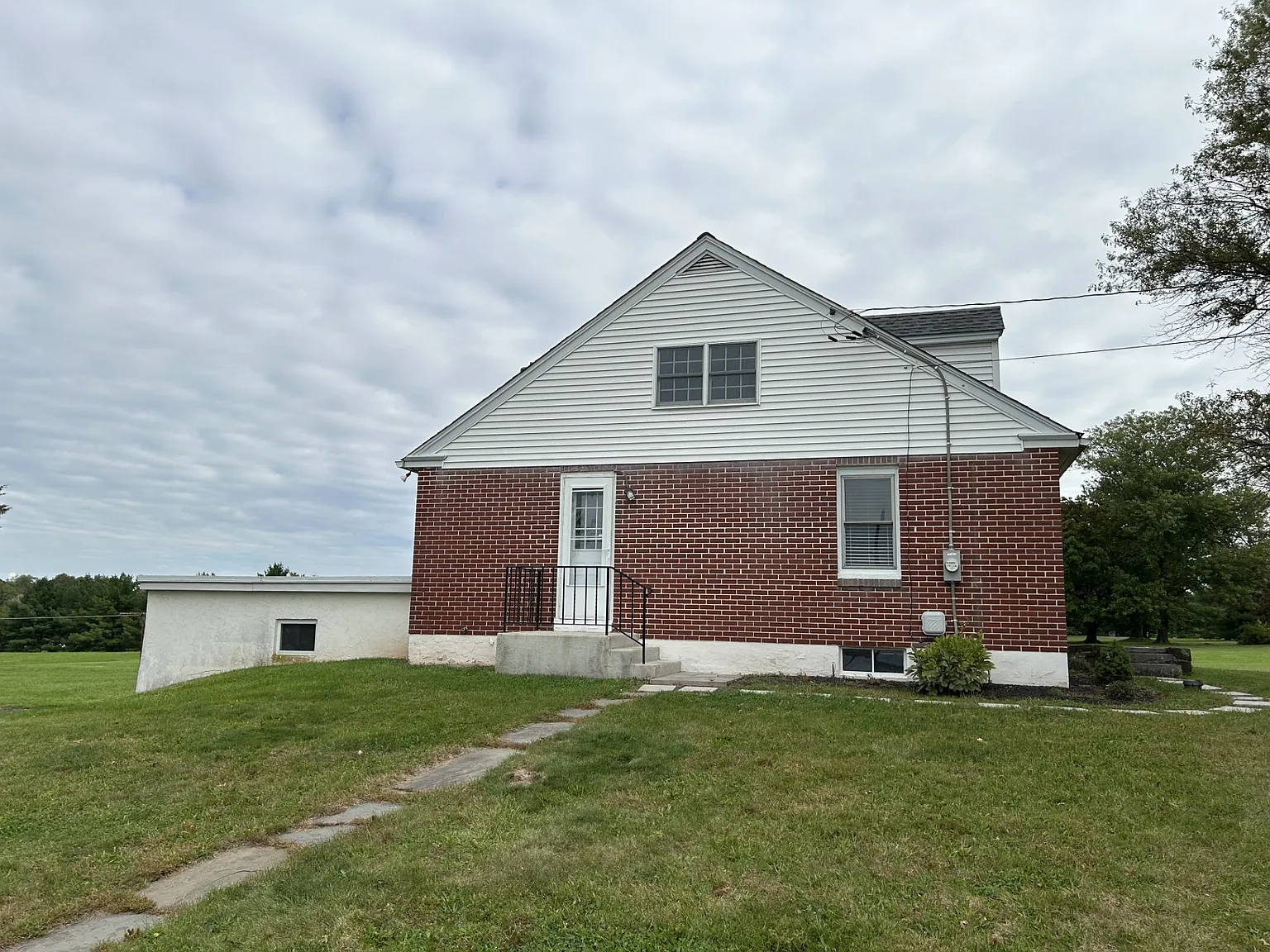 3 bed, 1299 sqft, $1,950 — Photo 2