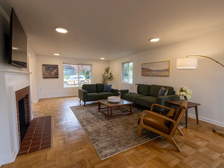 37th Ave NE — Photo 8