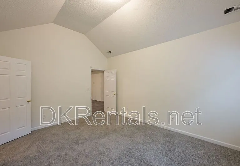 5689 Isleworth Way — Photo 16