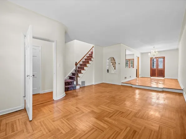 140 Van Cortlandt Park S image 4 of 26