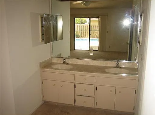 6050 Amberwoods Dr — Photo 7