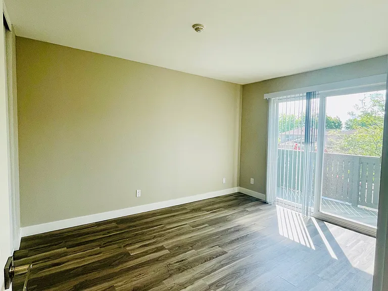 2x1 - Master Bedroom ( Upstairs Unit)