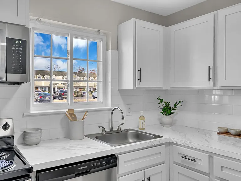 Chateau Apartments — Photo 73