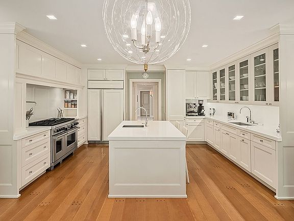 4th image of 14 E 81st St