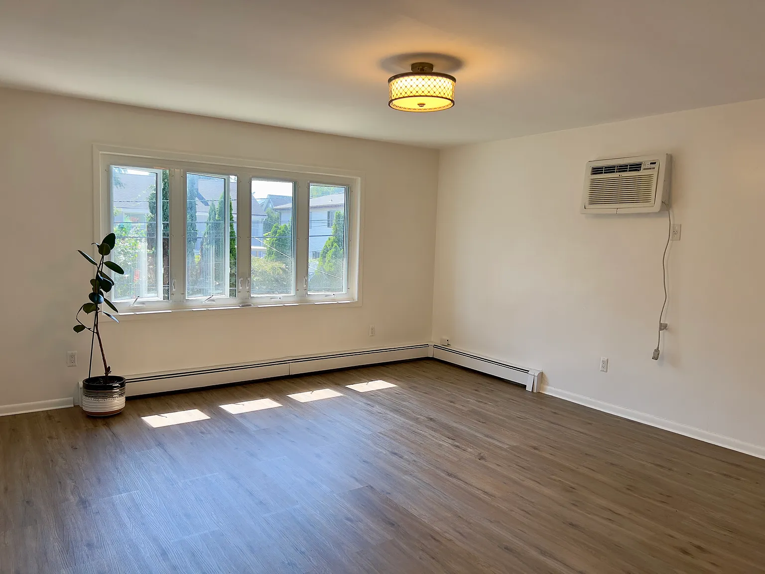 3 bed, 1400 sqft, $3,400 — Photo 2