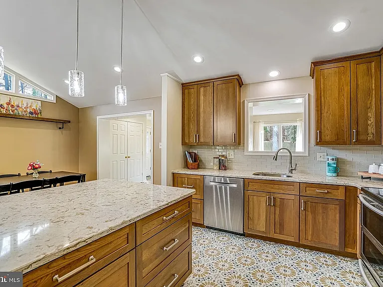 8651 Cromwell Dr — Photo 12