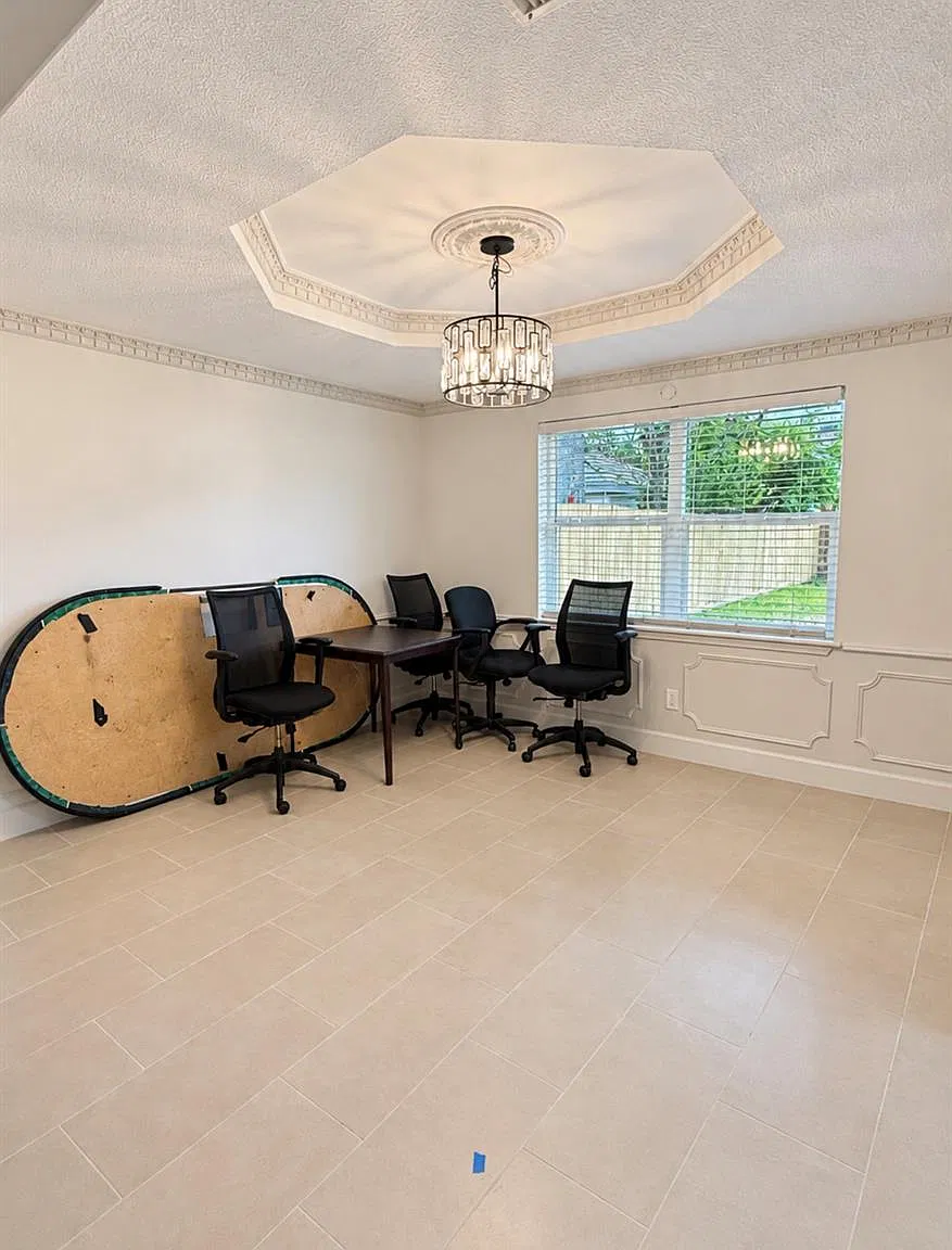 4 bed, 2.5 bath, 2576 sqft, $4,500 — Photo 3