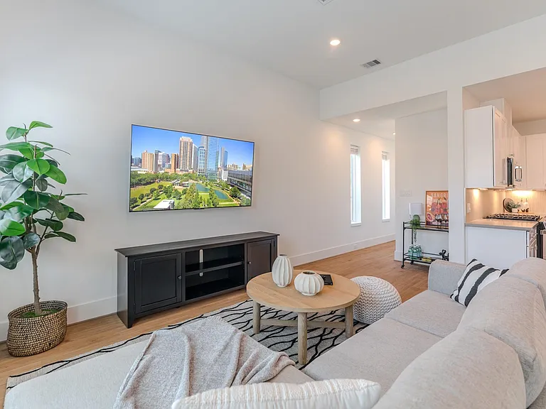 7613 Victory Reserve St — Photo 5