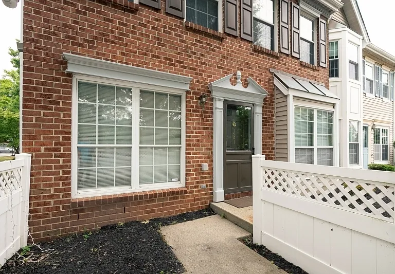 361 Hadleigh Ln — Photo 3