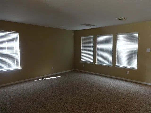 3 bed, 2.5 bath, 2439 sqft, $2,315 — Photo 4