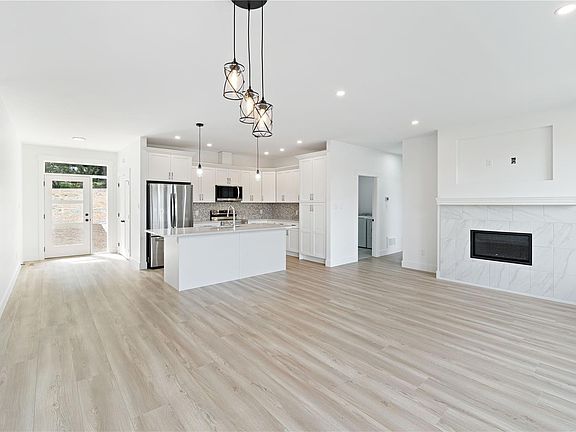 4th image of 3077 Hillview Rd