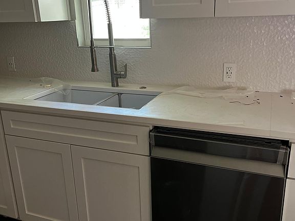 3rd image of 513 Lynda Ln