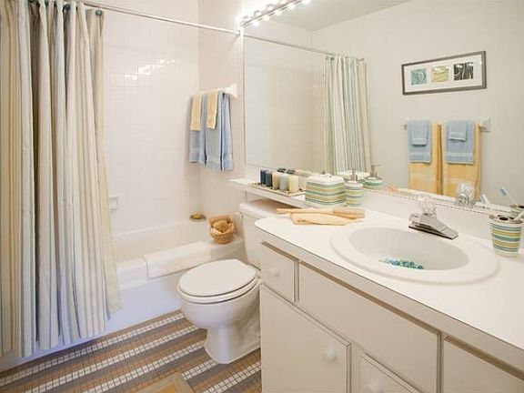 Spacious Bathroom with Ex
