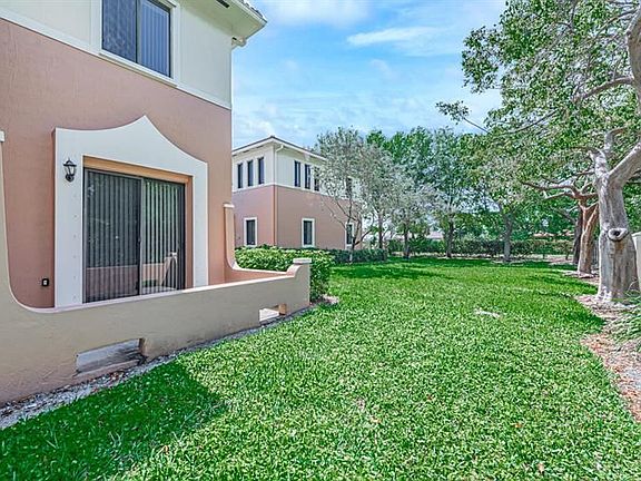 4th image of 2610 Venetian Dr