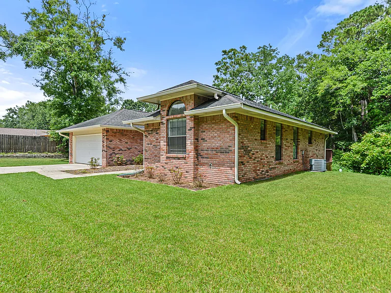 111 Winchester Dr — Photo 2