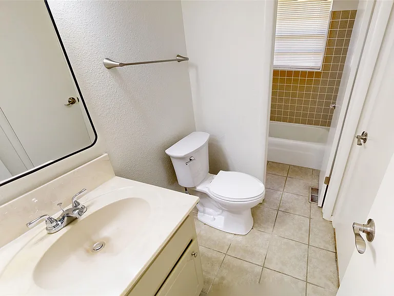 503 W C St — Photo 18