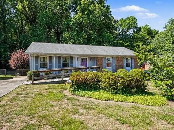 4105 Chateau Dr, Greensboro, NC 27407