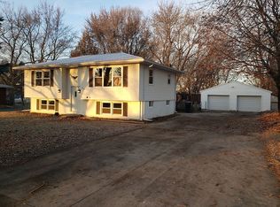 5454 Tucson Dr, Waterloo, IA 50702