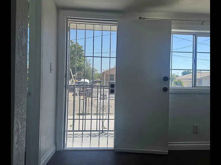Main entrance to the living room.
Entrada principal a la sala.