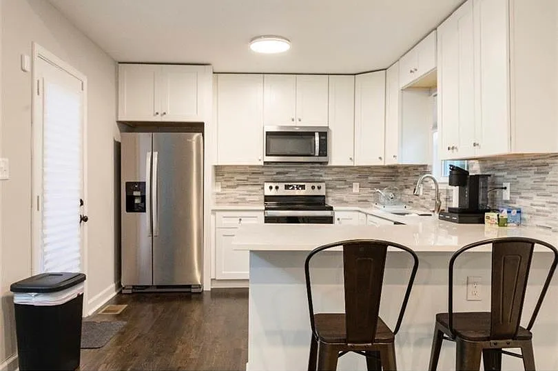 3 bed, 2.0 bath, 1247 sqft, $2,100 — Photo 3