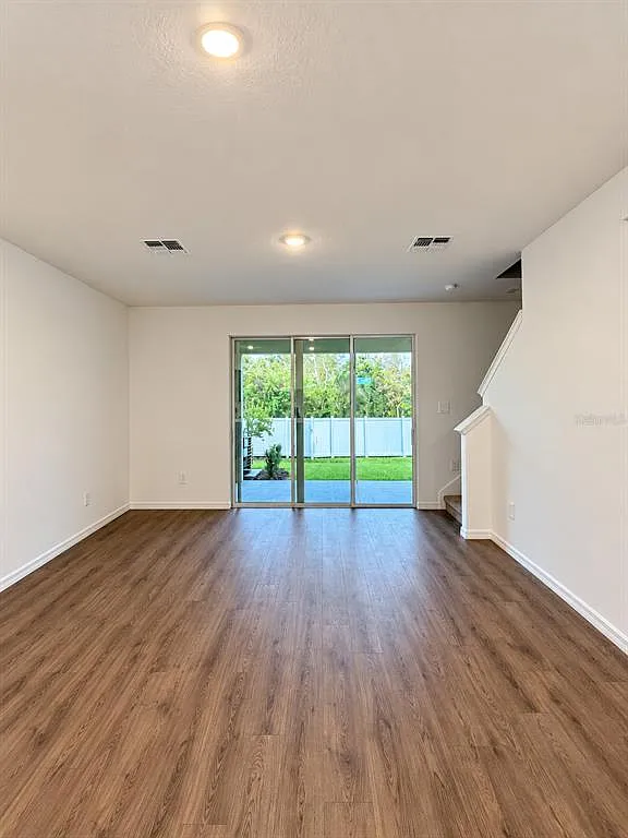 3 bed, 2.5 bath, 1673 sqft, $2,400 — Photo 3