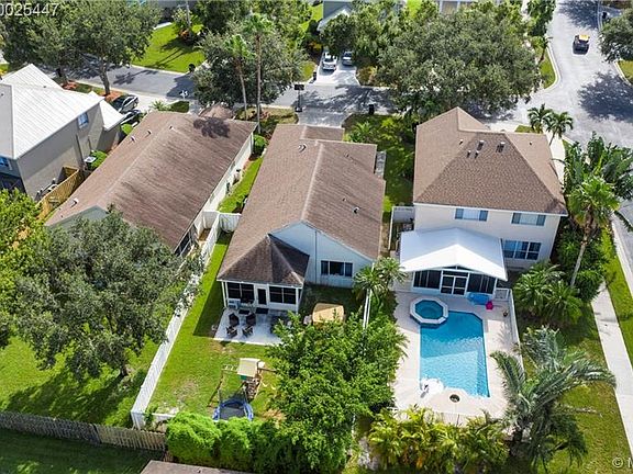 2nd image of 3201 SW Solitaire Palm Dr