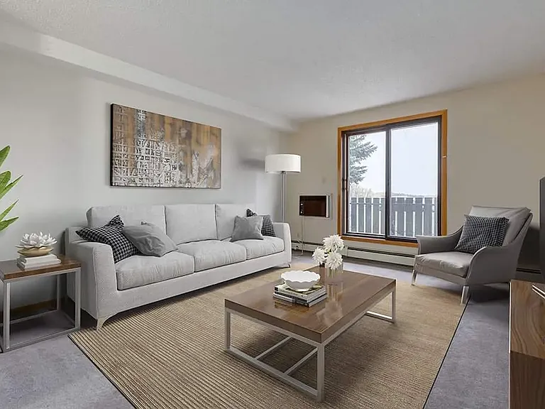336 Gladstone Ave S #7 — Photo 1