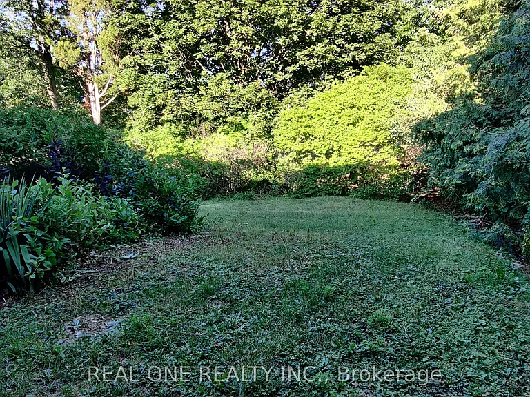72 Liebeck Cres — Photo 21