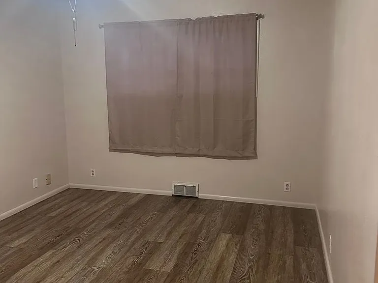 527 Jensen St — Photo 9