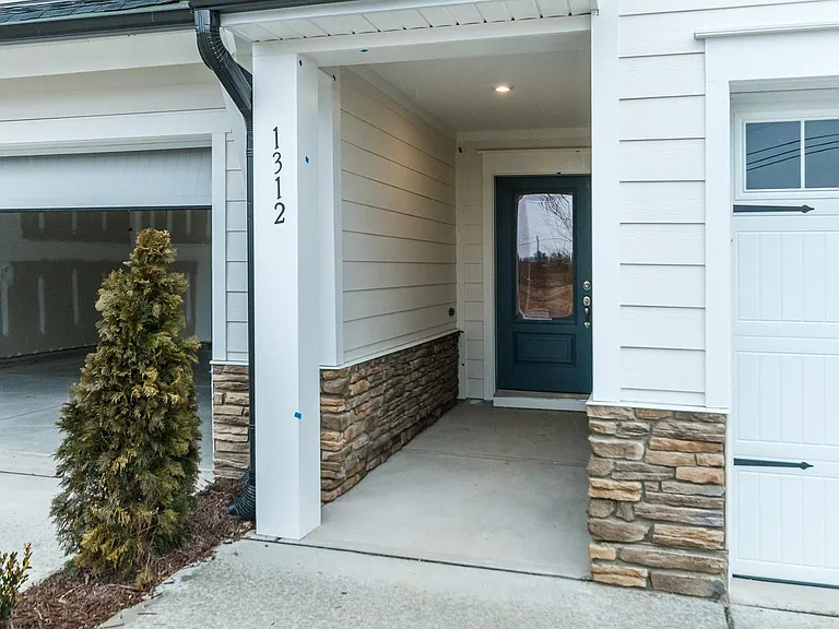 1312 Canary Pepper Dr — Photo 2