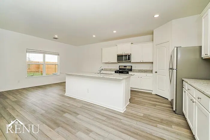 4 bed, 2.5 bath, 2204 sqft, $1,955 — Photo 4