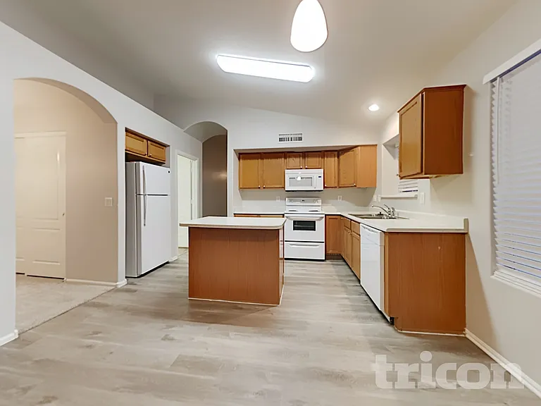 15833 W Moreland St — Photo 7