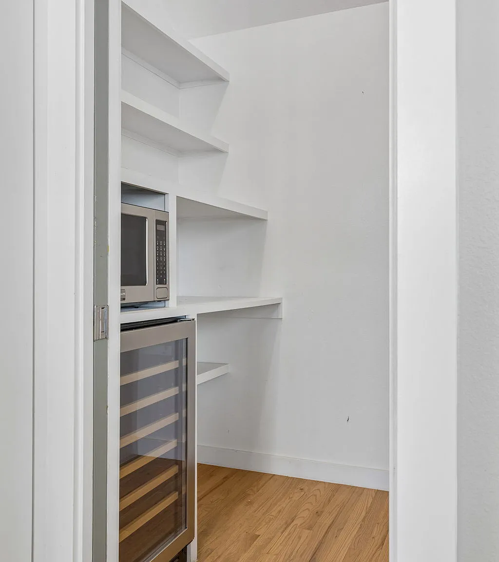 2 bed, 1817 sqft, $3,300 — Photo 4