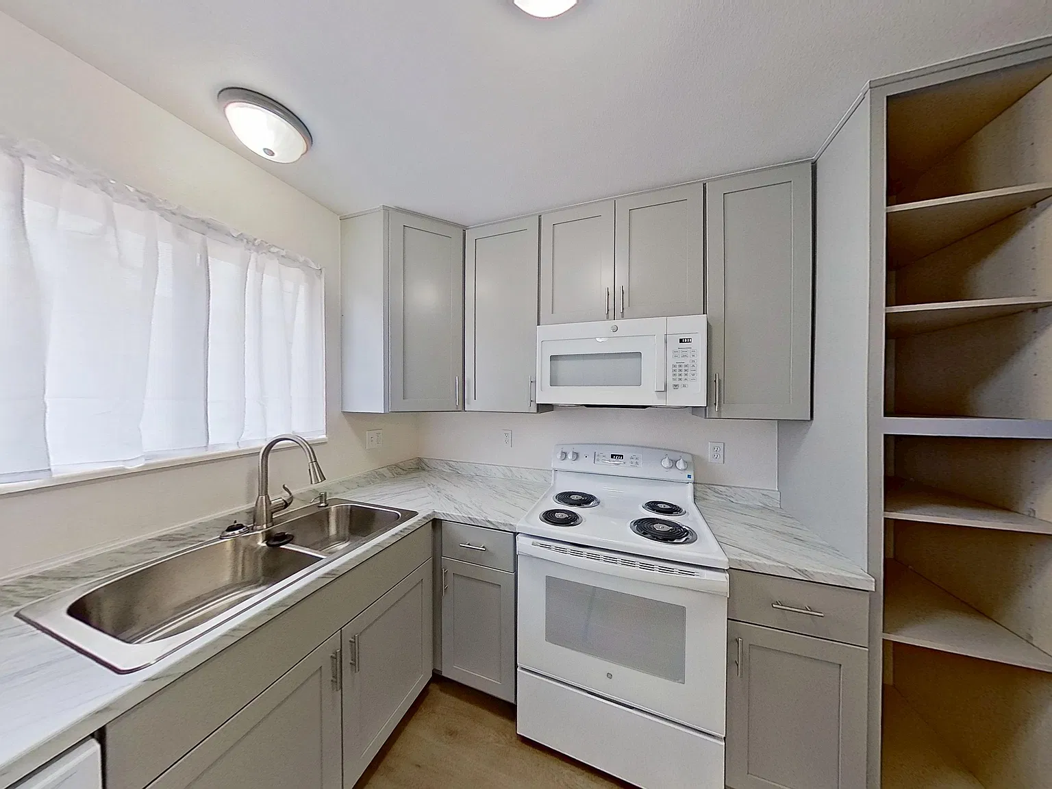 4 bed, 2100 sqft, $3,200 — Photo 3