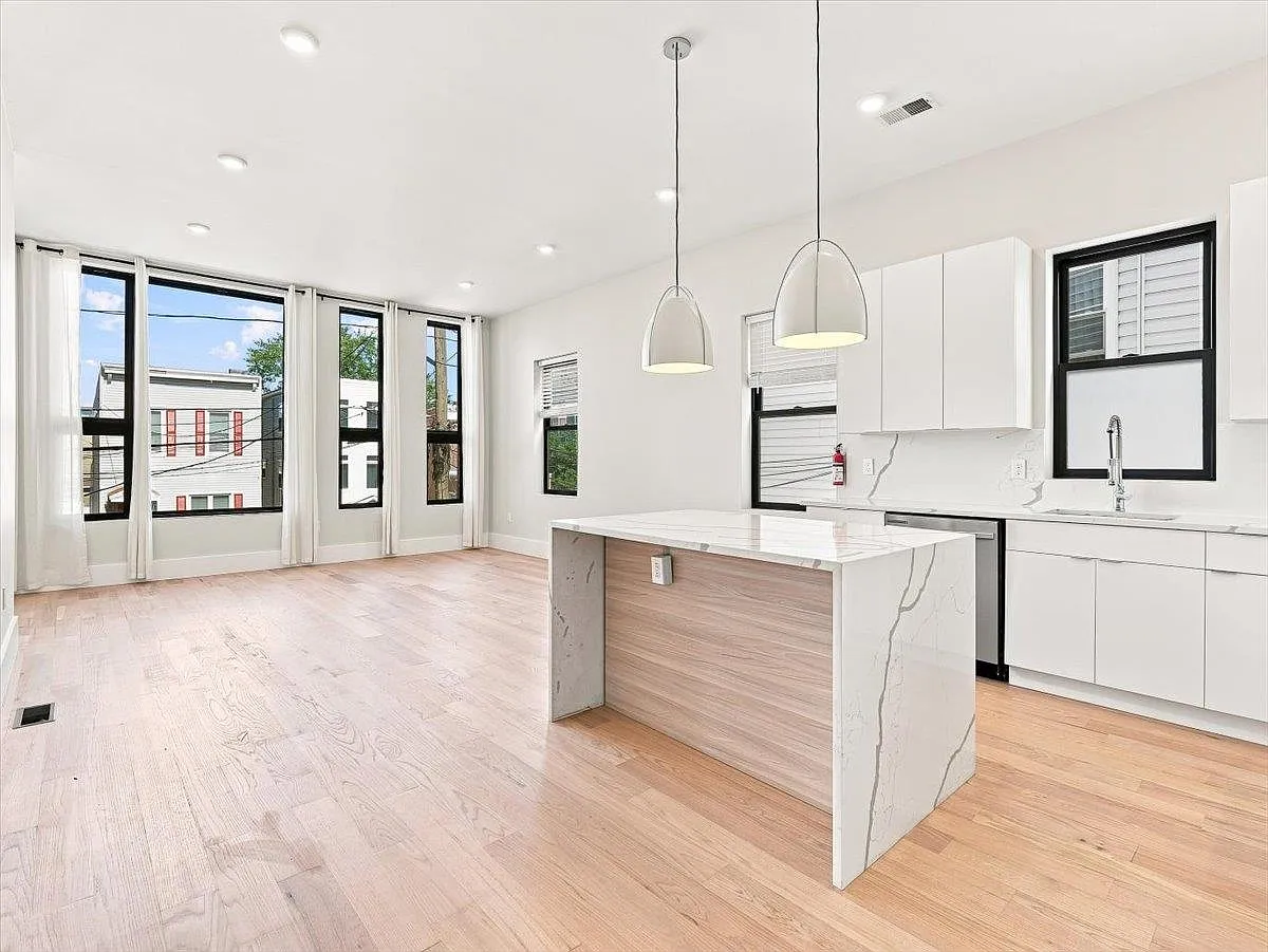3 bed, 3.0 bath, 1830 sqft, $4,650 — Photo 2