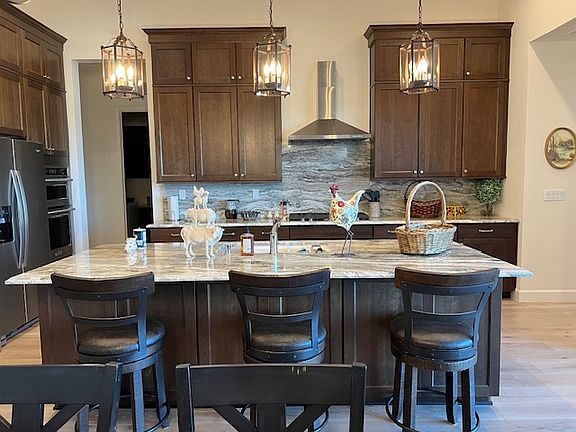 Kitchen with counter/bar stool area