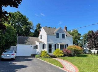 6 Estate Rd, Center Moriches, NY 11934