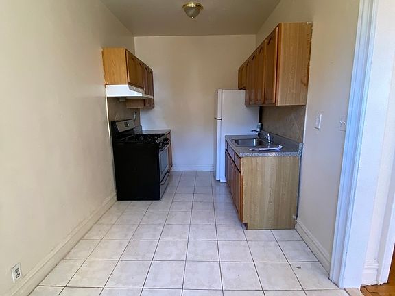 3rd image of 200 E 19th St APT 4A