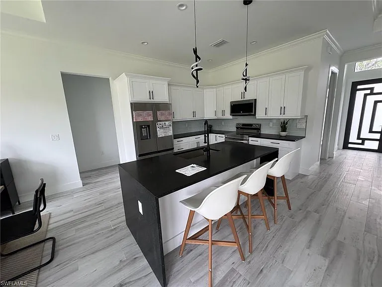 308 Golden Gate Blvd E — Photo 14