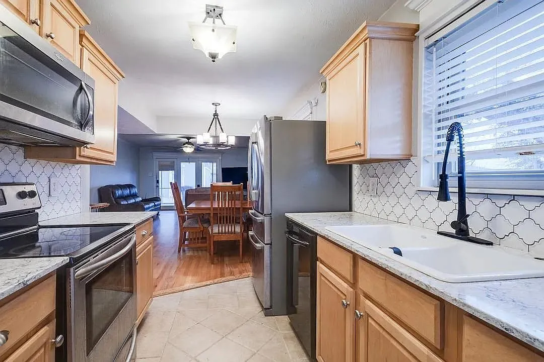 3 bed, 2.0 bath, 1328 sqft, $2,000 — Photo 3