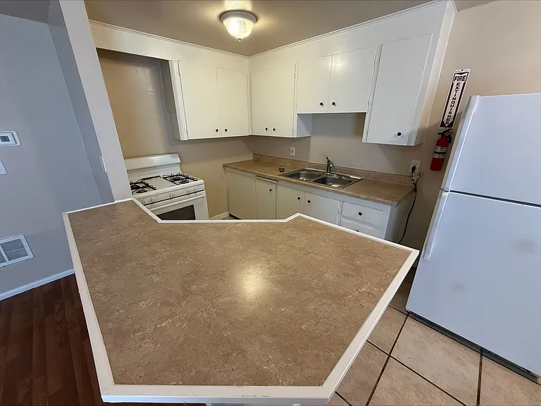 196 E Baird Ave — Photo 2